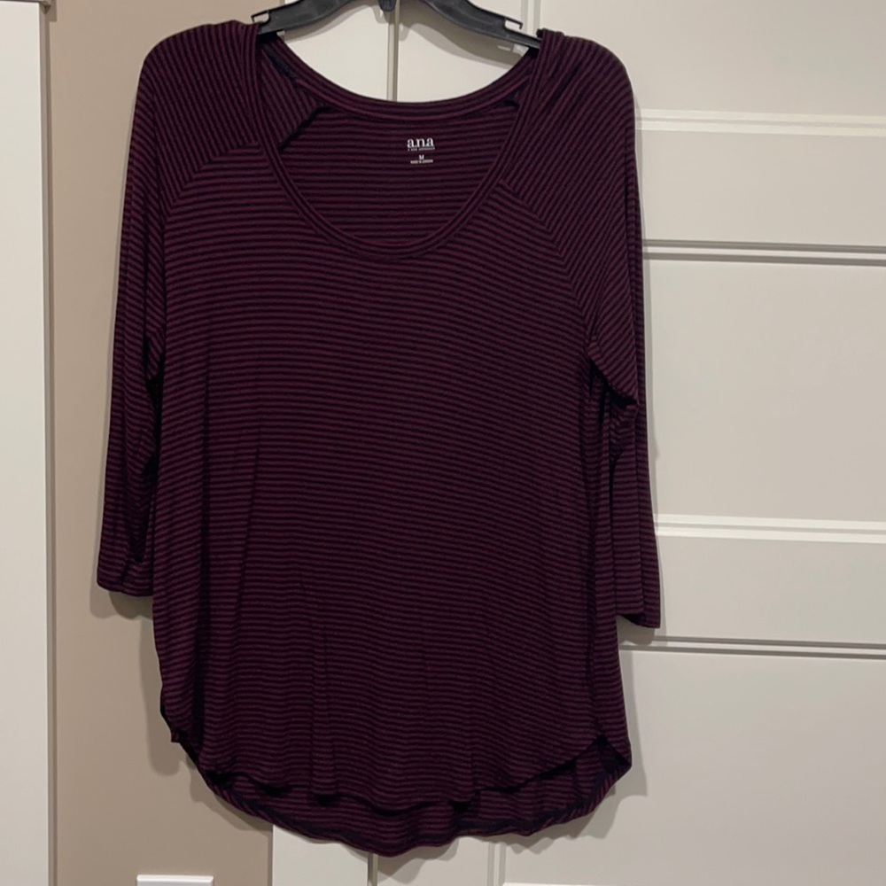 Ana Sz Med 3/4 Sleeve Top. Excellent Condition. Curved bottom hem Navy/deep Red